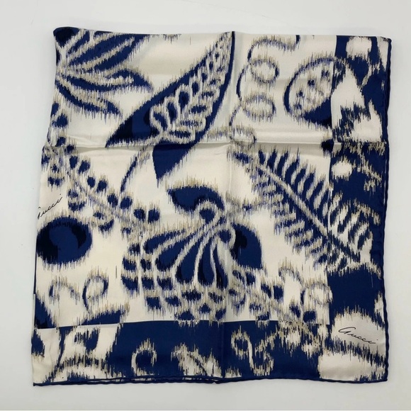Scarf Sale - Gucci Floral Pattern Navy and White Silk Scarf - Picture 3 of 12